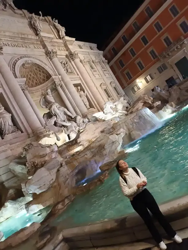 Marina Martinis frente a la Fontana di Trevi en Roma